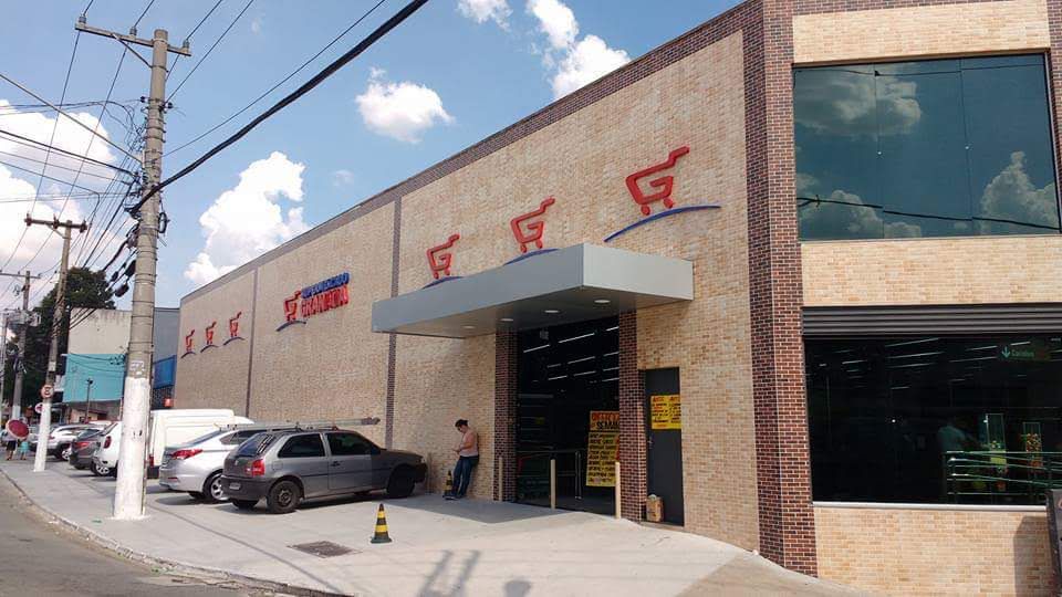 Cobertura em policarbonato supermercado